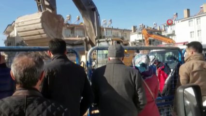 Evinin yıkılışını gözyaşlarıyla izledi