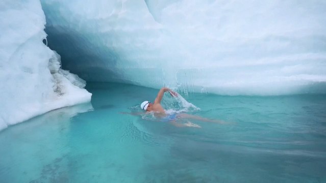 Pugh atraviesa a nado un lago supraglacial en la Antártida.