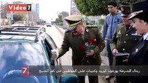 رجال الشرطة يوزعون الورود وكتيبات على المواطنين في كفر الشيخ