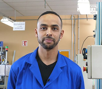 Mon histoire de formation | Kamel a pu suivre une formation pour devenir technicien de maintenance industrielle