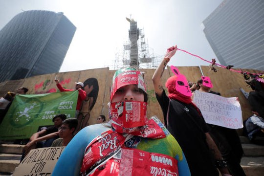 Coca-Cola se niega a dejar las botellas plásticas
