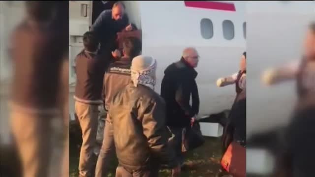 Un avión aterriza en medio de una autopista sin víctimas en Irán