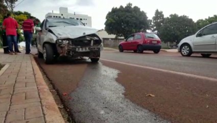 Carros se envolvem em forte colisão no Tropical
