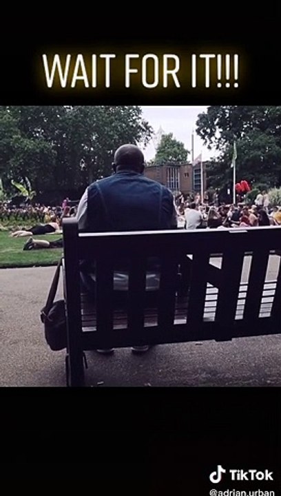 Il se met à chanter du Bon Jovi dans un parc et ce qui se passe est dingue