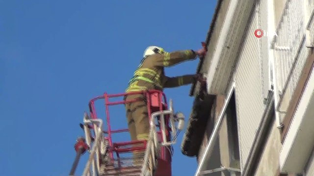 Depremden zarar gören binaya itfaiye müdahalesi