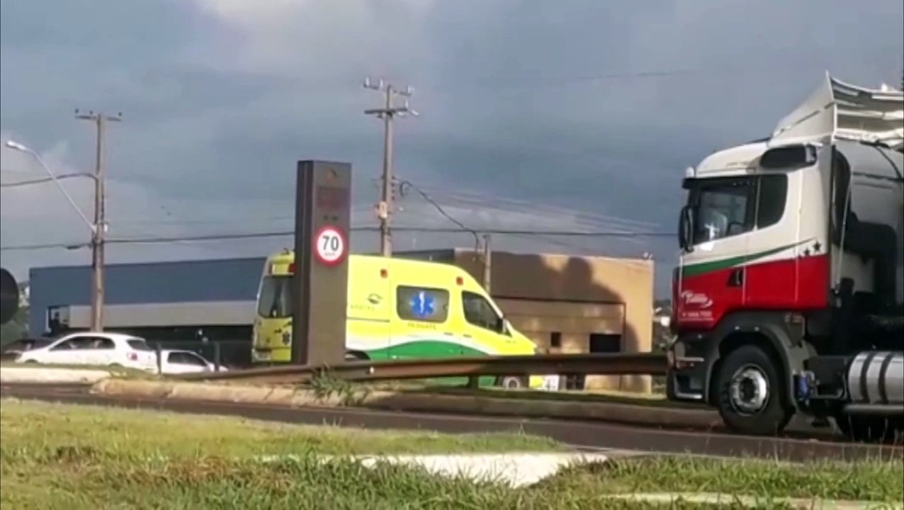 Carro e moto se envolvem em colisão na BR-277, no Trevo da Portal