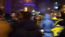 Esenyurt'ta taksiciler ve turizm acentalarının şoförleri arasında tekme tokat kavga kamerada