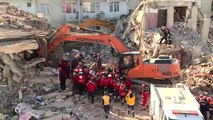 Sürsürü Mahallesi'nde yıkılan binada arama kurtarma çalışmaları sürüyor (3)