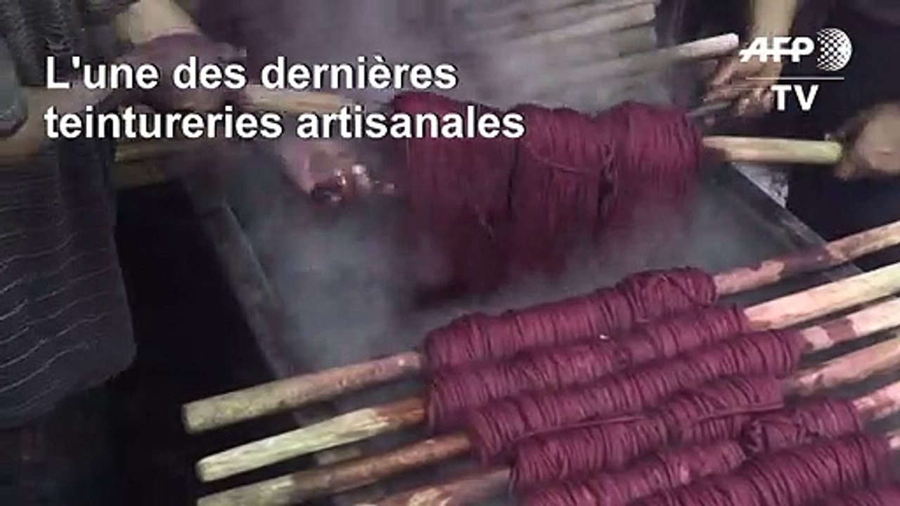 Au Caire, une teinturerie artisanale subsiste d...