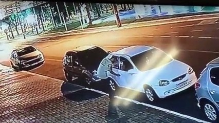 Câmera mostra ladrão furtando Corsa, no Centro de Cascavel