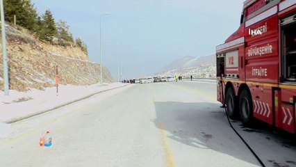 Seyir halindeki araç alev alev yandı