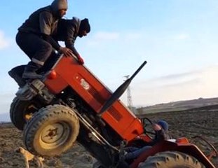Şaha kalkan traktör 2 kişiyi üzerinden fırlattı