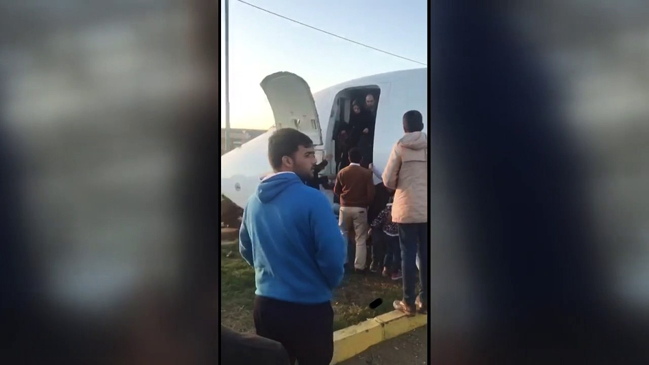 Flugzeug im Iran kommt auf Straße zum Stehen