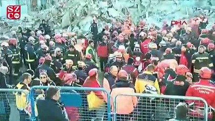 Enkaz bölgesinde çalışmalarını tamamlayan kurtarma ekipleri dua etti