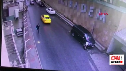 Beyoğlu'nda kapkaç yapan şüpheli kamerada