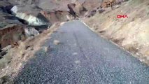 Elazığ depremi sonrasında çevrimtaş köy yolundaki yarıklar böyle görüntülendi-1 drone(yeniden