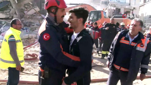 Bakan Soylu ve Koca, elleriyle kazarak enkaz altındaki çifti kurtaran Suriyeli Mahmut ile buluştu