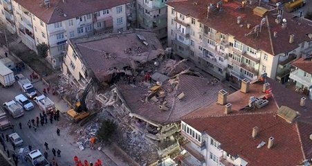 Elazığ Mustafa Paşa'da bir bina yıkılma riski nedeniyle boşaltıldı