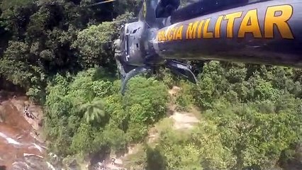 Médica usa rapel para descer de helicóptero e resgate pioneiro salva mulher em cachoeira