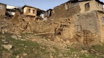 Bakan Kurum, Çevrimtaş köyünde depremde zarar gören yapıları inceledi (1)