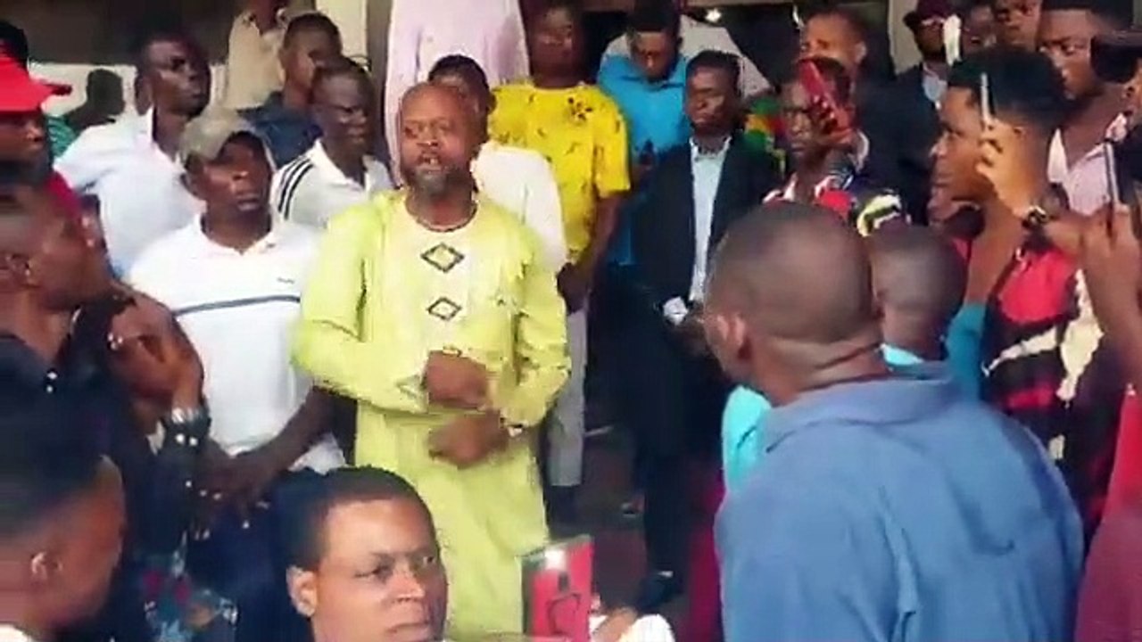 Meeting raté de Felix Tshisekedi au Stade des Martyrs!  On a arrêté des personnes avec les armes au stade.(Mukoko)