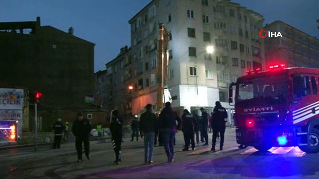 Yıkılma tehlikesi olan 5 katlı bina kontrollü olarak yıkılıyor