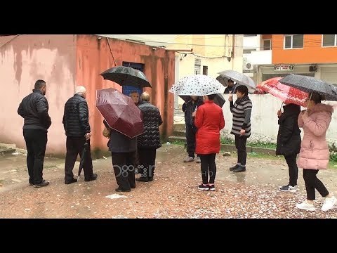 Ora News - Banorët e plazhit në Durrës protestë pranë pallatit të dëmtuar