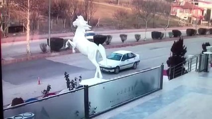 Otomobilin ağaca çarpma anı güvenlik kamerasında