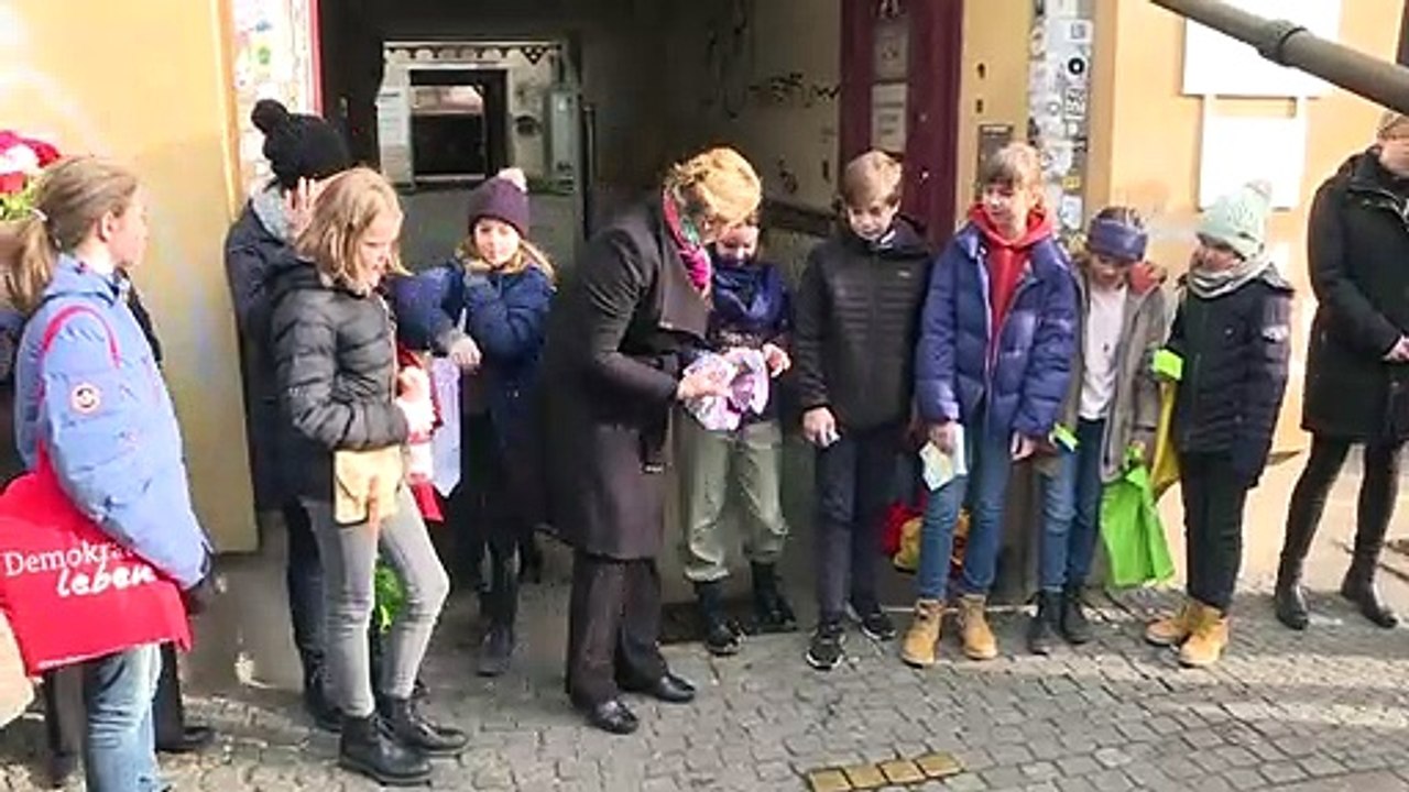 Giffey poliert stolpersteine