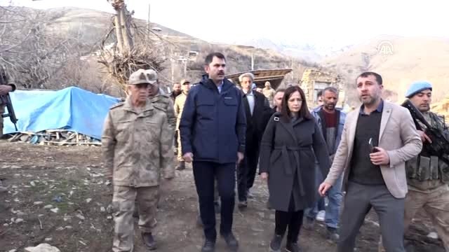 Bakan Kurum, Çevrimtaş köyünde depremde zarar gören yapıları inceledi (3)