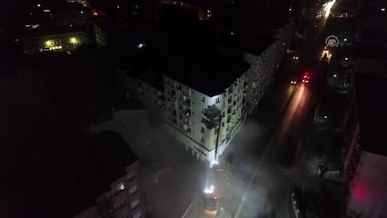 Depremde hasar gördüğü için boşaltılan bina kontrollü yıkılıyor