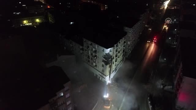 Depremde hasar gördüğü için boşaltılan bina kontrollü yıkılıyor