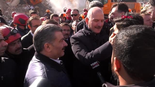 Elazığ içişleri bakanı süleyman soylu ve sağlık bakanı fahrettin koca suriyeli afet gönüllüsü...