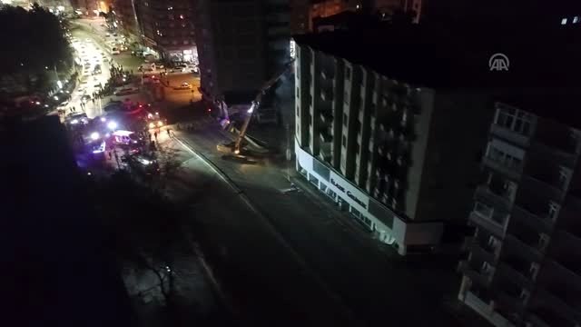 Depremde hasar gördüğü için boşaltılan bina kontrollü yıkılıyor (2)