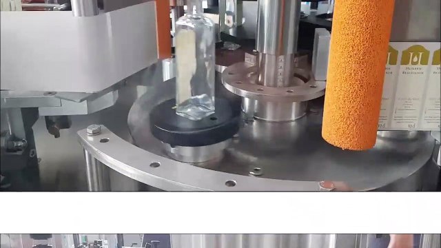 Rotary labeller for self adhesive labels on square bottles