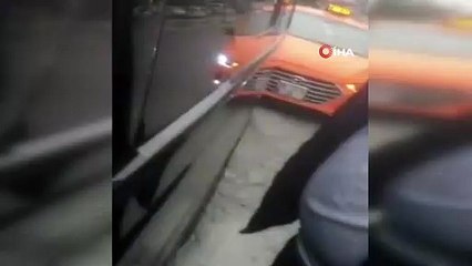 Taksiciler turizm şirketine ait aracın önünü kesip evrak kontrolü yaptı