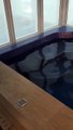 Il film son jacuzzi au 56eme étage en pleine tempête... Ca tangue comme dans un bateau