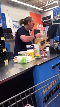 Ce qu'on redoute tous au supermarché : caissier très très lent