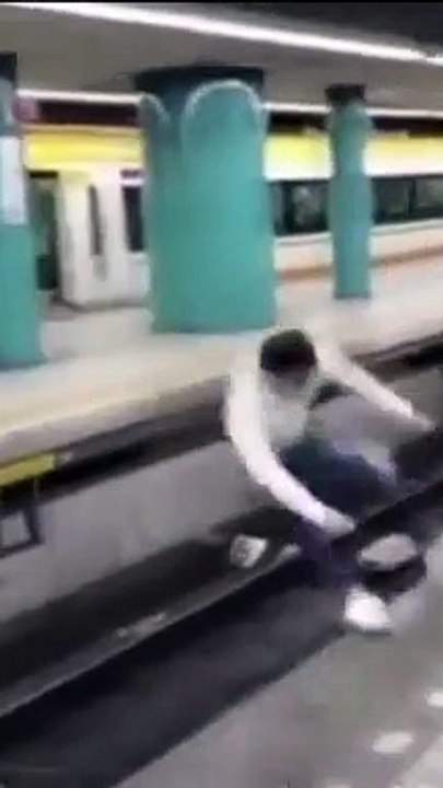 Saut au-dessus des rails du métro... Presque ! Il retombe sur les rails...