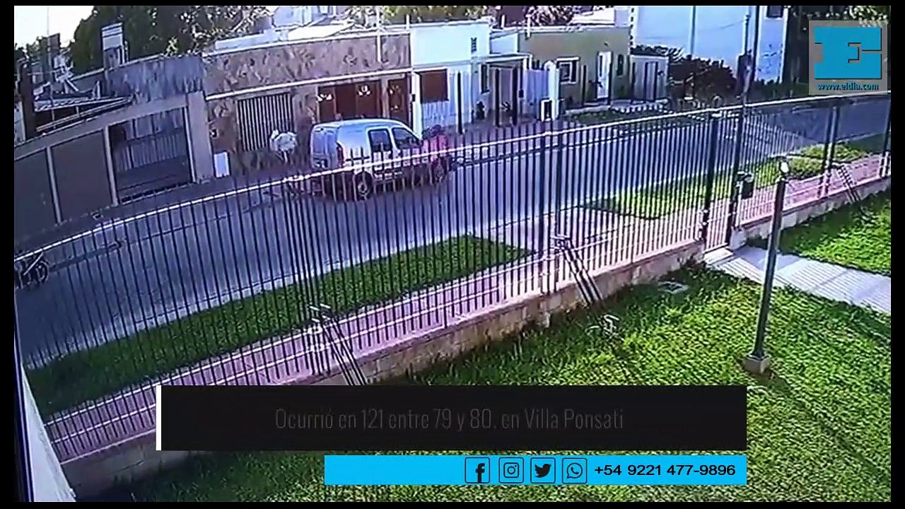 Una mujer y un jubilado forcejearon con motochorros en la puerta de la casa