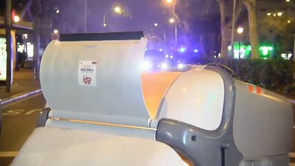 Manifestantes radicales cortan varias calles del centro de Barcelona quemando contenedores