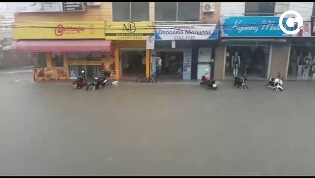 Chuva forte deixa ruas alagadas em São Mateus nesta segunda-feira
