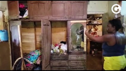 Moradora mostra casa devastada pela lama em Castelo