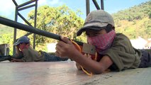 Niños mexicanos aprenden a usar armas largas para defenderse de narcotraficantes