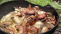 Country food 30 crabs cooked in a clay pot
