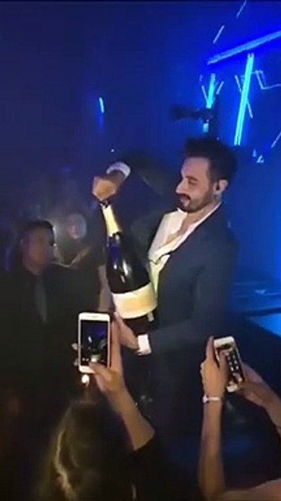 L'art d'ouvrir un magnum de champagne en boite de nuit...