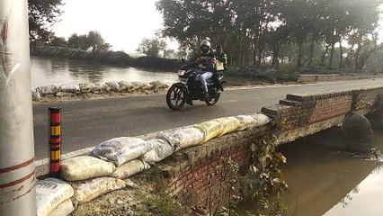 प्रशासन की कामचलाऊ व्यवस्था, बालू भरी बोरियां डालकर बना दी रेलिंग