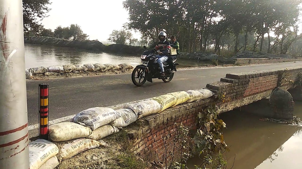 प्रशासन की कामचलाऊ व्यवस्था, बालू भरी बोरियां ड...