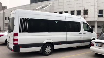 Hastane personeli, turistlerin çantalarını tur şirketinin minibüsünden alarak hastaneye taşıdı