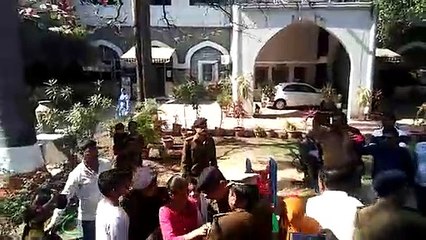 Скачать видео: दम्पति ने पुलिस जन सुनवाई में आत्मदाह का किया प्रयास